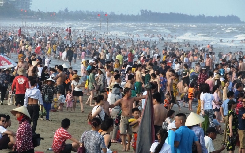 Ngày đầu nghỉ lễ: Biển Sầm Sơn đục ngầu, vạn người vẫn chen nhau tắm - Ảnh 10.