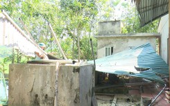Lốc xoáy tốc mái, rơi trúng nhà hàng xóm khiến 2 mẹ con thương vong
