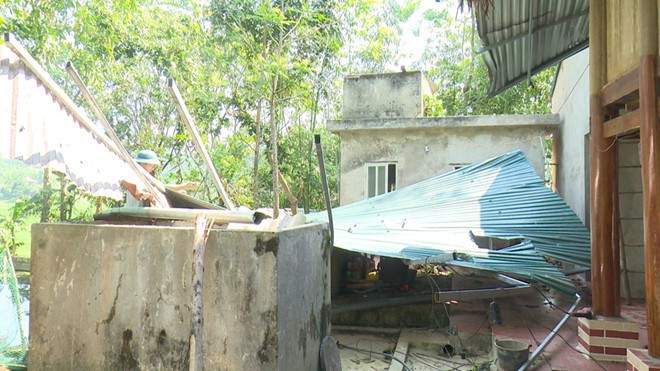 Lốc xoáy tốc mái, rơi trúng nhà hàng xóm khiến 2 mẹ con thương vong - Ảnh 1. Lốc xoáy tốc mái, rơi trúng nhà hàng xóm khiến 2 mẹ con thương vong - Ảnh 1.
