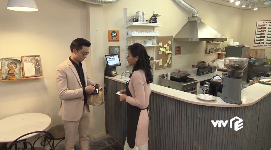 Về nhà đi con tập 15: Huệ bị em chồng phát hiện gặp tình cũ, Vũ thuê bạn thân chơi lại Thư với giá 100 triệu - Ảnh 2. Về nhà đi con tập 15: Huệ bị em chồng phát hiện gặp tình cũ, Vũ thuê bạn thân chơi lại Thư với giá 100 triệu - Ảnh 2.