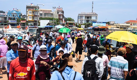 Dân tranh nhau mua xăng ở đảo Lý Sơn trước dịp lễ 30/4 - Ảnh 2.