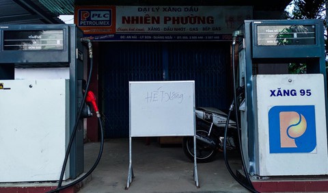Dân tranh nhau mua xăng ở đảo Lý Sơn trước dịp lễ 30/4 - Ảnh 3.