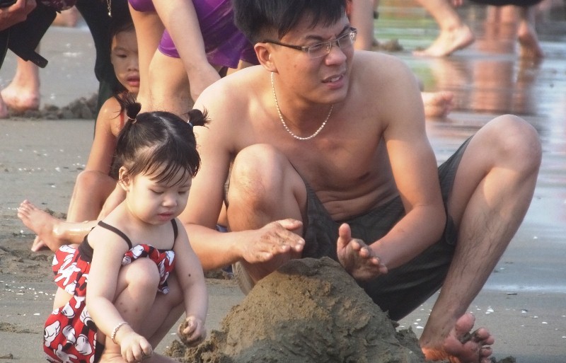 Ngày đầu nghỉ lễ: Biển Sầm Sơn đục ngầu, vạn người vẫn chen nhau tắm - Ảnh 2.
