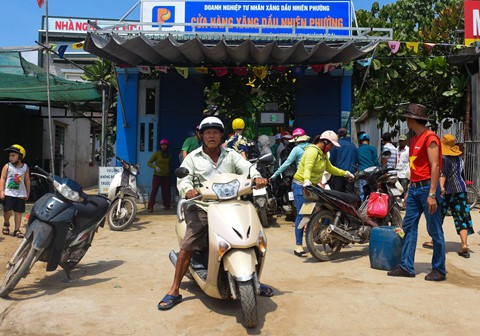 Dân tranh nhau mua xăng ở đảo Lý Sơn trước dịp lễ 30/4 - Ảnh 4.