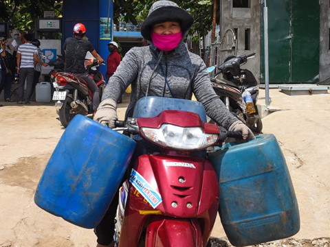 Dân tranh nhau mua xăng ở đảo Lý Sơn trước dịp lễ 30/4 - Ảnh 5.