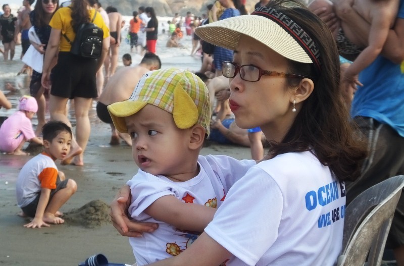 Ngày đầu nghỉ lễ: Biển Sầm Sơn đục ngầu, vạn người vẫn chen nhau tắm - Ảnh 4.