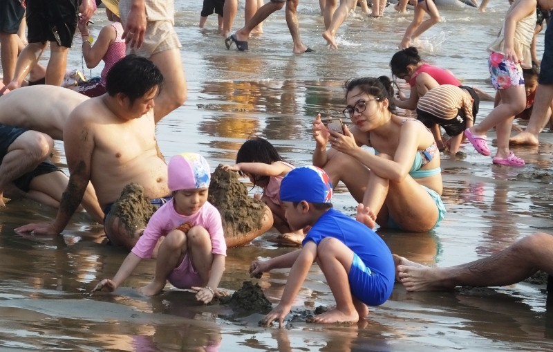Ngày đầu nghỉ lễ: Biển Sầm Sơn đục ngầu, vạn người vẫn chen nhau tắm - Ảnh 5.