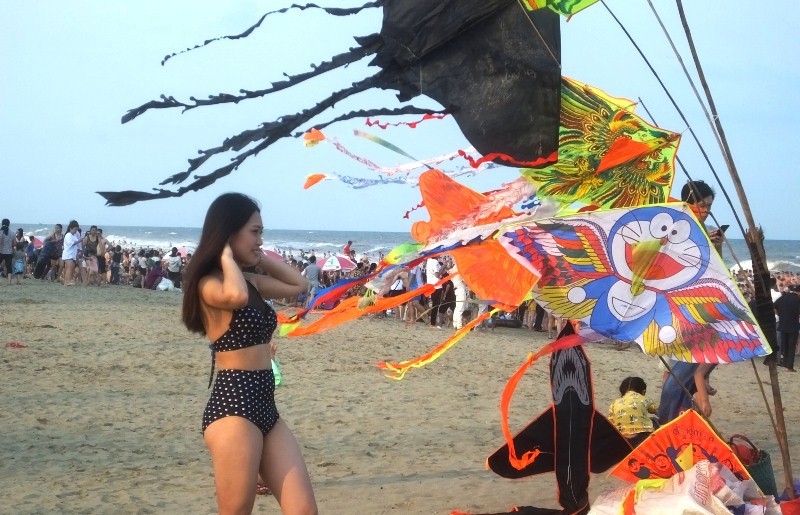 Ngày đầu nghỉ lễ: Biển Sầm Sơn đục ngầu, vạn người vẫn chen nhau tắm - Ảnh 6.