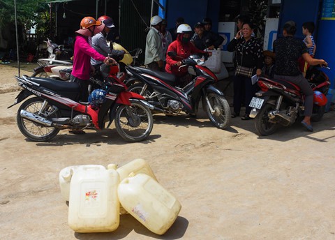 Dân tranh nhau mua xăng ở đảo Lý Sơn trước dịp lễ 30/4 - Ảnh 8.