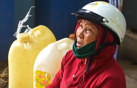 Dân tranh nhau mua xăng ở đảo Lý Sơn trước dịp lễ 30/4 - Ảnh 9.