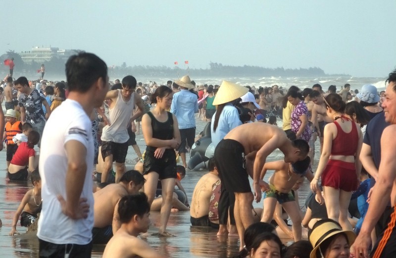 Ngày đầu nghỉ lễ: Biển Sầm Sơn đục ngầu, vạn người vẫn chen nhau tắm - Ảnh 8.