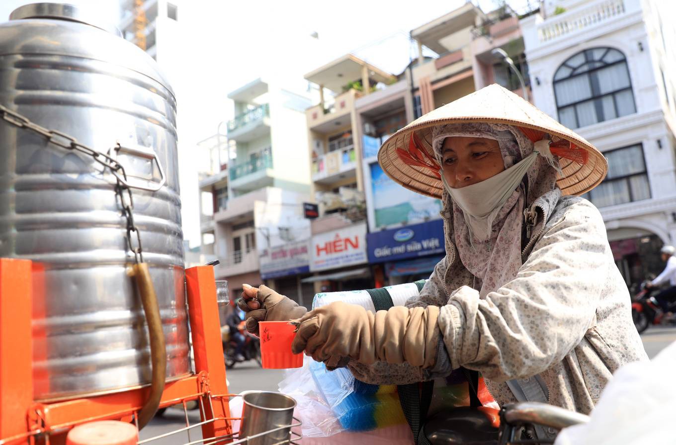 Những bình trà đá miễn phí trong nắng nóng ở Sài Gòn - Ảnh 1. Những bình trà đá miễn phí trong nắng nóng ở Sài Gòn - Ảnh 1.