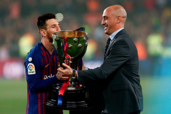 Messi nâng Cup La Liga lần đầu tiên với tư cách thủ quân - Ảnh 3. Messi nâng Cup La Liga lần đầu tiên với tư cách thủ quân - Ảnh 3.