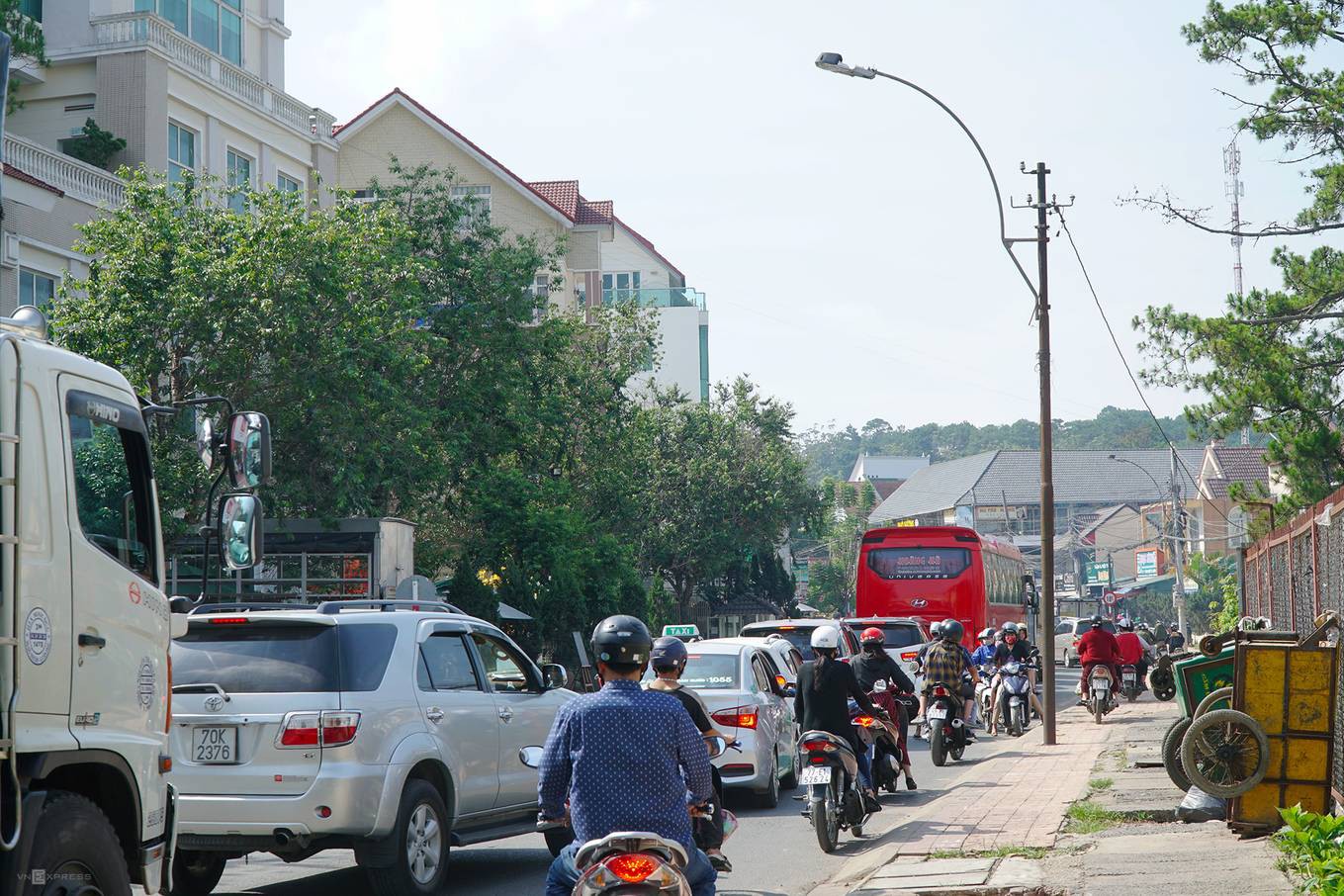 Du khách đổ về Đà Lạt chơi lễ 30/4, giao thông kẹt cứng - Ảnh 4. Du khách đổ về Đà Lạt chơi lễ 30/4, giao thông kẹt cứng - Ảnh 4.