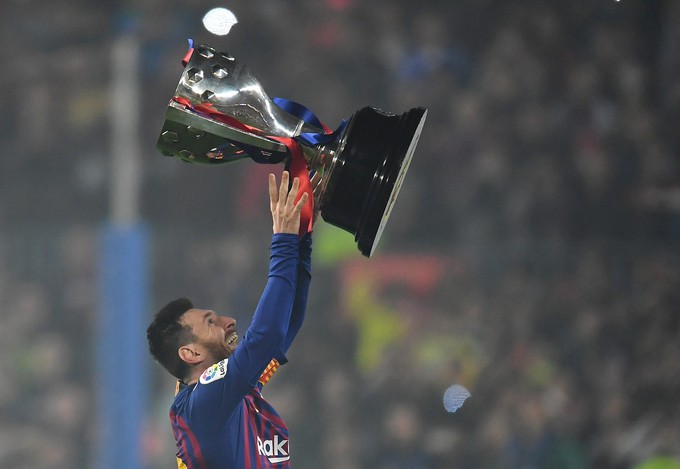 Messi nâng Cup La Liga lần đầu tiên với tư cách thủ quân - Ảnh 4. Messi nâng Cup La Liga lần đầu tiên với tư cách thủ quân - Ảnh 4.