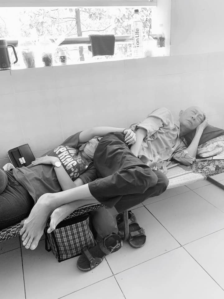 Sức khỏe nghệ sĩ Lê Bình nguy kịch, con gái nhắn nhủ: Ba ơi kiên cường lên nha, chỉ cần sống vì con là đủ - Ảnh 2.