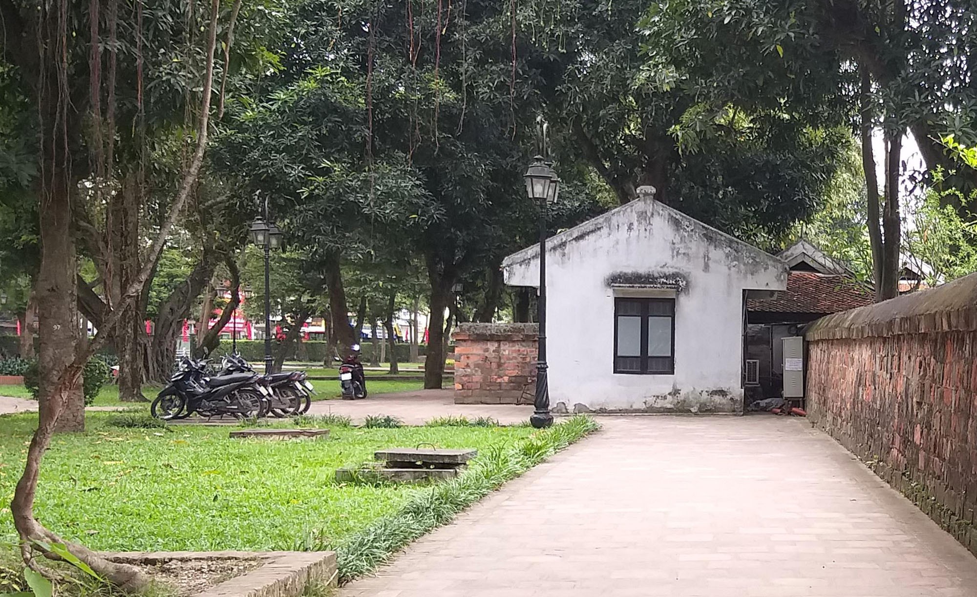 Hà Nội: Công an xác minh thông tin ông lão bị tố sàm sỡ cô gái 24 tuổi trong nhà vệ sinh - Ảnh 2. Hà Nội: Công an xác minh thông tin ông lão bị tố sàm sỡ cô gái 24 tuổi trong nhà vệ sinh - Ảnh 2.