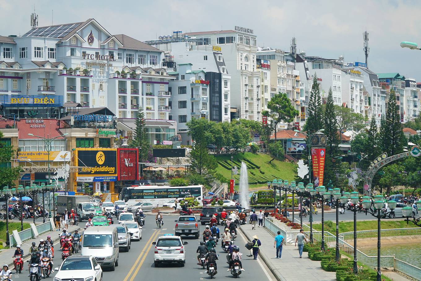 Du khách đổ về Đà Lạt chơi lễ 30/4, giao thông kẹt cứng - Ảnh 9. Du khách đổ về Đà Lạt chơi lễ 30/4, giao thông kẹt cứng - Ảnh 9.