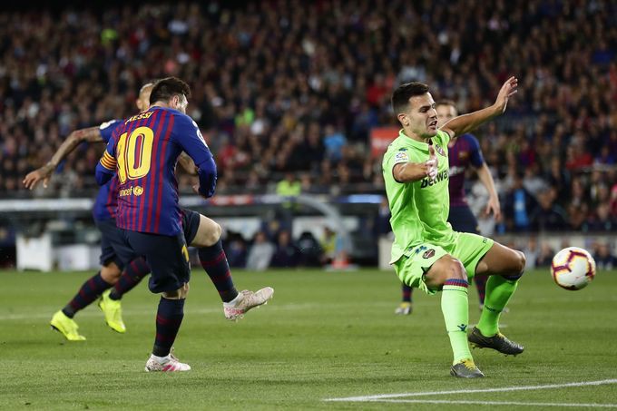 Messi nâng Cup La Liga lần đầu tiên với tư cách thủ quân - Ảnh 1.