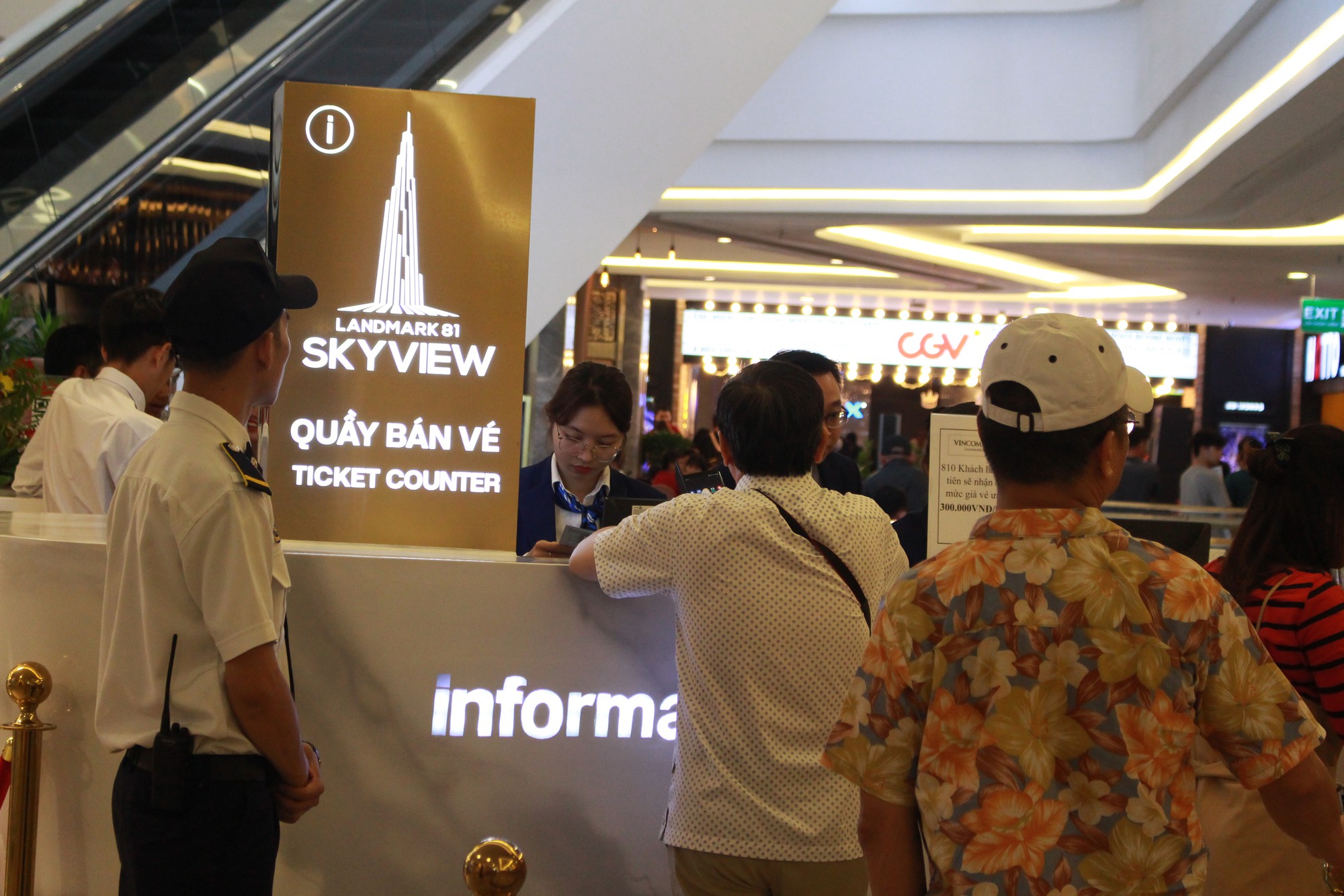 Muốn lên nóc Landmark 81, khách phải trả 800.000 đồng mua vé, cấm mang laptop, làm thủ tục qua cửa an ninh như đi máy bay - Ảnh 2. Muốn lên nóc Landmark 81, khách phải trả 800.000 đồng mua vé, cấm mang laptop, làm thủ tục qua cửa an ninh như đi máy bay - Ảnh 2.