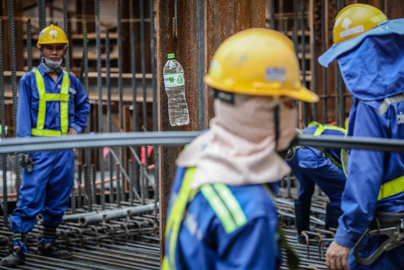 Công nhân metro Sài Gòn phơi mình thi công dưới nắng nóng - Ảnh 8. Công nhân metro Sài Gòn phơi mình thi công dưới nắng nóng - Ảnh 8.