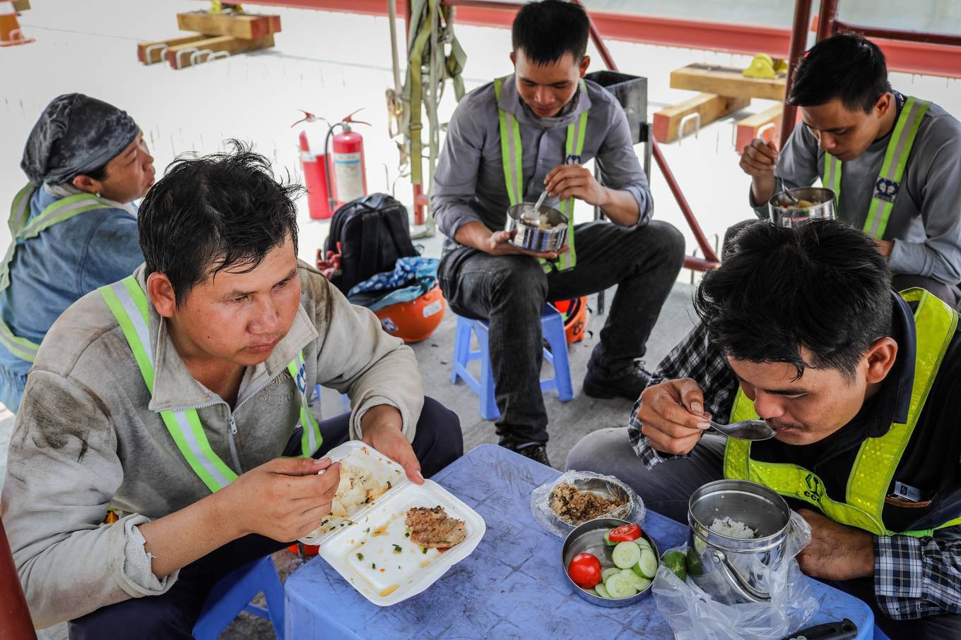 Công nhân metro Sài Gòn phơi mình thi công dưới nắng nóng - Ảnh 12. Công nhân metro Sài Gòn phơi mình thi công dưới nắng nóng - Ảnh 12.