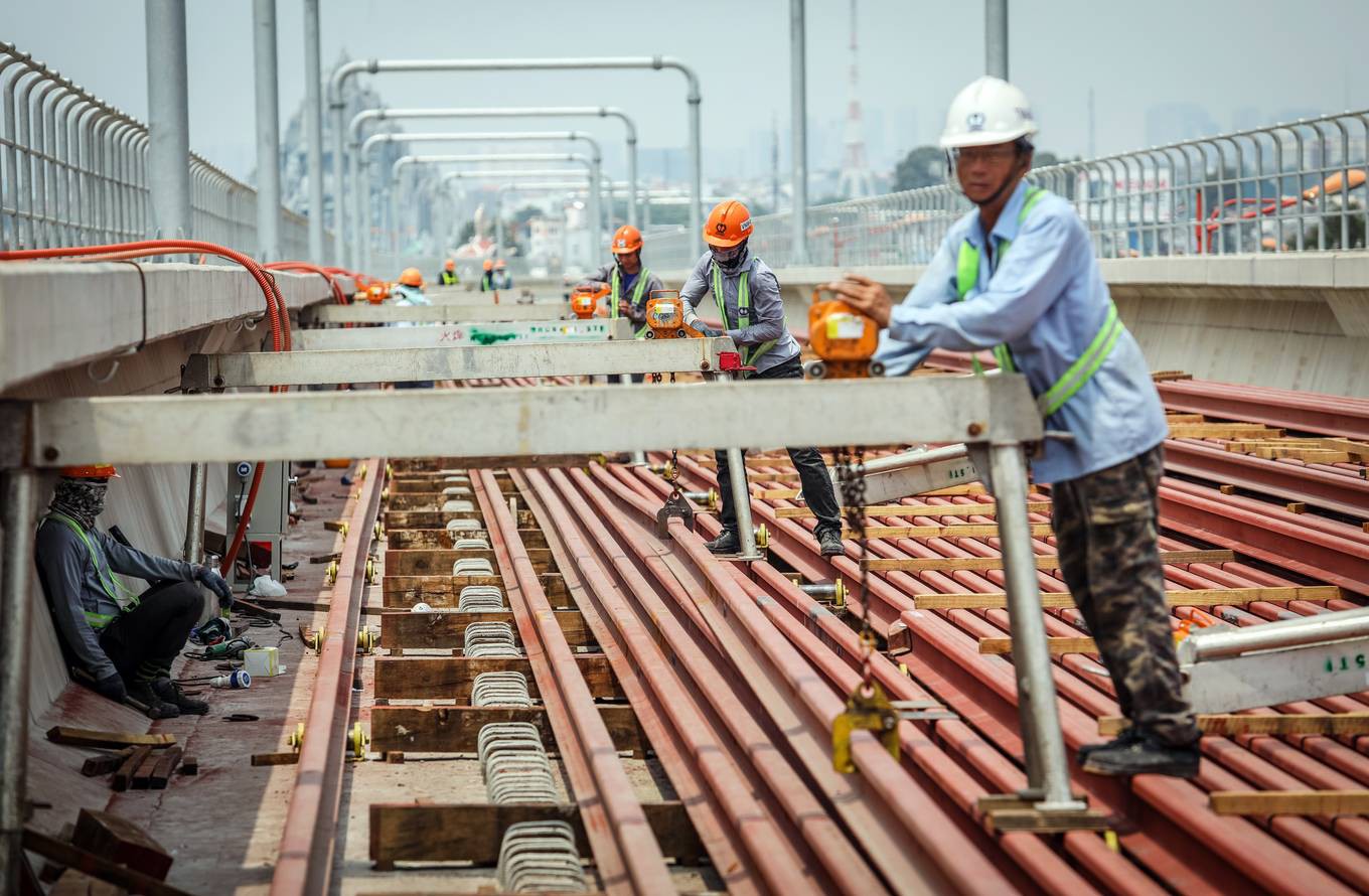 Công nhân metro Sài Gòn phơi mình thi công dưới nắng nóng - Ảnh 3. Công nhân metro Sài Gòn phơi mình thi công dưới nắng nóng - Ảnh 3.