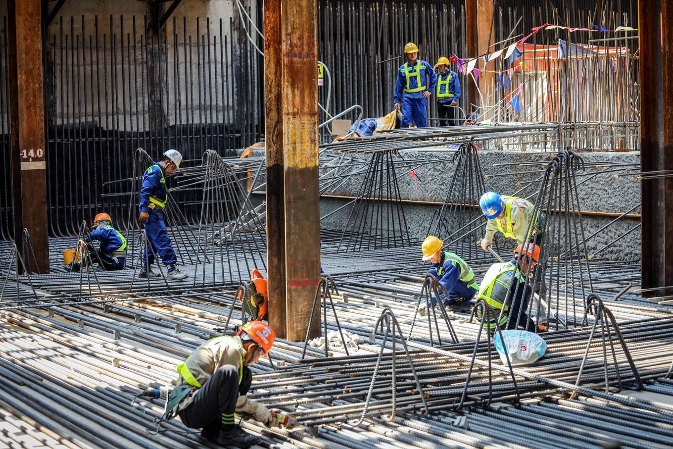 Công nhân metro Sài Gòn phơi mình thi công dưới nắng nóng - Ảnh 5. Công nhân metro Sài Gòn phơi mình thi công dưới nắng nóng - Ảnh 5.