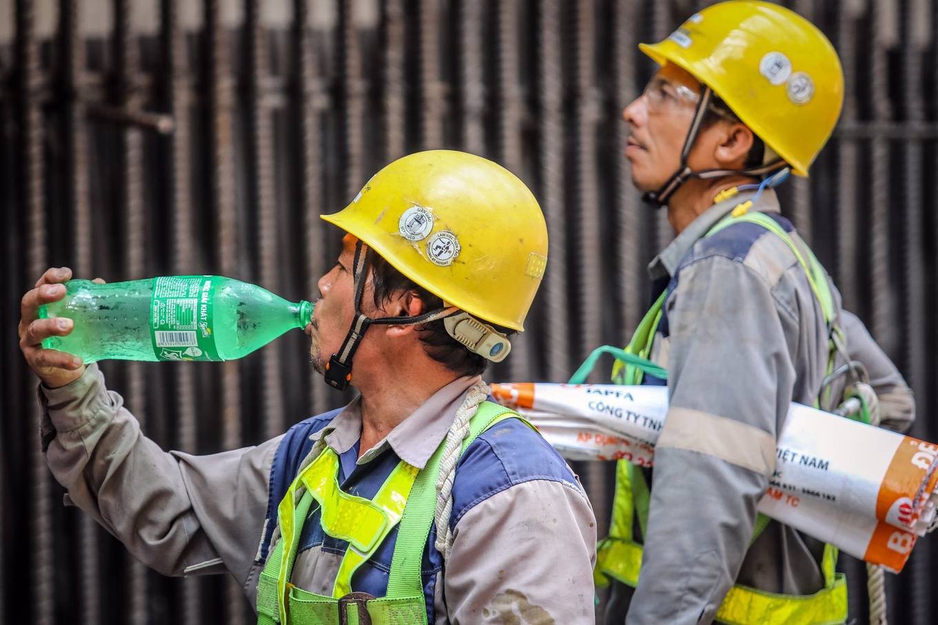Công nhân metro Sài Gòn phơi mình thi công dưới nắng nóng - Ảnh 9. Công nhân metro Sài Gòn phơi mình thi công dưới nắng nóng - Ảnh 9.