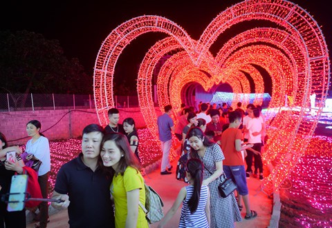 Cảnh dẫm đạp bóng đèn trang trí tại công viên ánh sáng vừa khai trương - Ảnh 1.