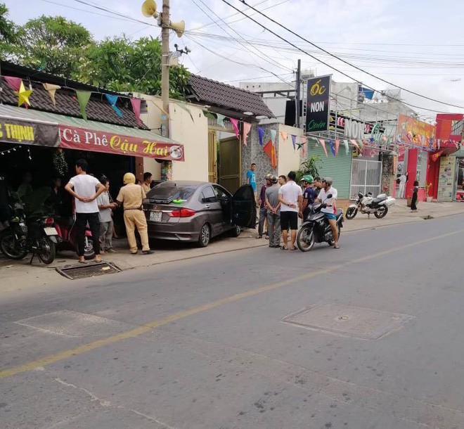 Tài xế nằm sùi bọt mép trong xe sau khi gây tai nạn ở Sài Gòn, nghi phê ma tuý - Ảnh 1.