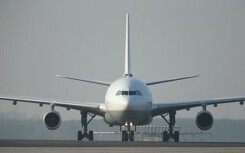 Hơn 580 chuyến bay bị hủy do bão tuyết bất thường đổ xuống Mỹ