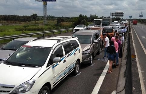 8 ôtô tông liên hoàn trên cao tốc Trung Lương, giao thông ùn tắc 10 km - Ảnh 1. 8 ôtô tông liên hoàn trên cao tốc Trung Lương, giao thông ùn tắc 10 km - Ảnh 1.