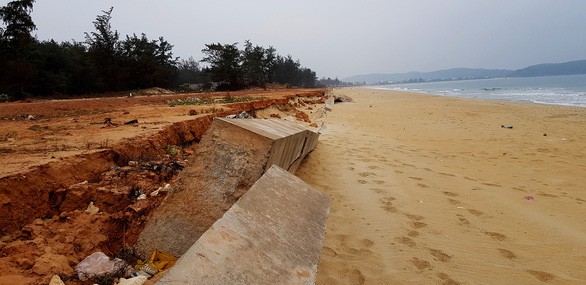 Kè biển 80 tỉ đồng đổ sập: Không rõ trụ sở đơn vị thiết kế, giám sát - Ảnh 1. Kè biển 80 tỉ đồng đổ sập: Không rõ trụ sở đơn vị thiết kế, giám sát - Ảnh 1.