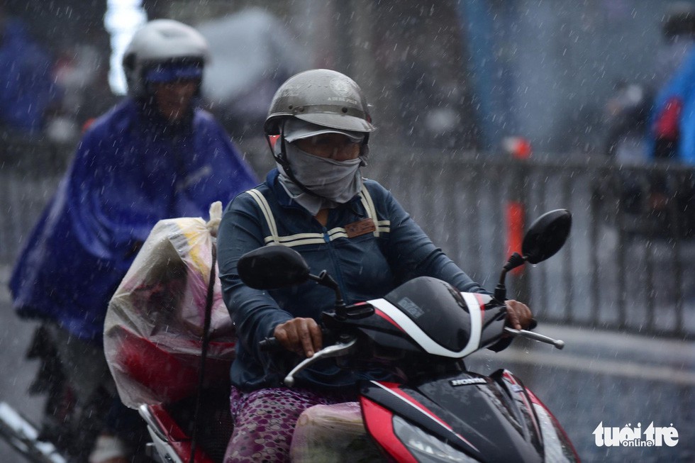 Mưa lớn tại nhiều quận huyện, giải nhiệt cho TP HCM ngày nghỉ lễ - Ảnh 12. Mưa lớn tại nhiều quận huyện, giải nhiệt cho TP HCM ngày nghỉ lễ - Ảnh 12.
