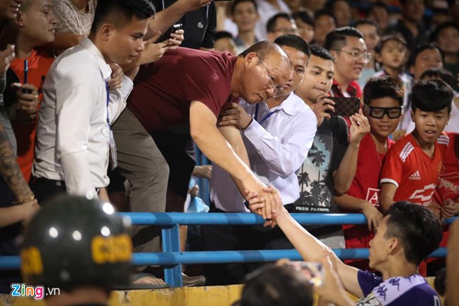 HLV Park nhoài người từ khán đài xuống sân để gọi Quang Hải, Văn Hậu - Ảnh 2. HLV Park nhoài người từ khán đài xuống sân để gọi Quang Hải, Văn Hậu - Ảnh 2.