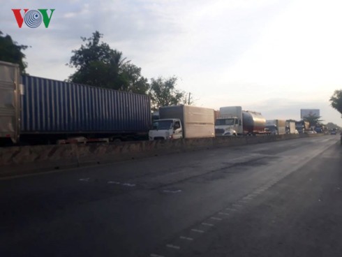 Kẹt xe nghiêm trọng ngay cửa ngõ miền Tây - Ảnh 2. Kẹt xe nghiêm trọng ngay cửa ngõ miền Tây - Ảnh 2.