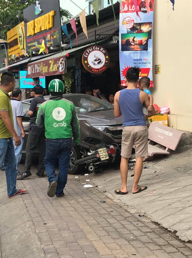 Tài xế nằm sùi bọt mép trong xe sau khi gây tai nạn ở Sài Gòn, nghi phê ma tuý - Ảnh 2.