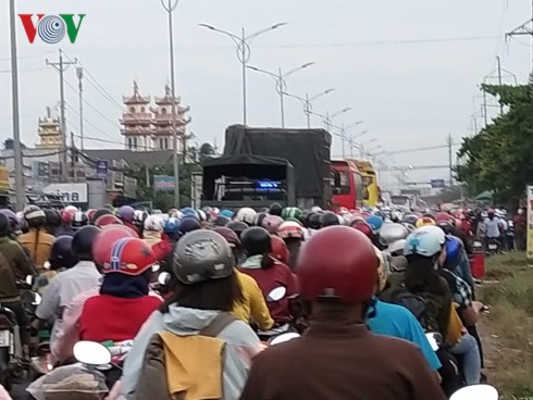 Kẹt xe nghiêm trọng ngay cửa ngõ miền Tây - Ảnh 3. Kẹt xe nghiêm trọng ngay cửa ngõ miền Tây - Ảnh 3.