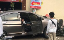Tài xế nằm sùi bọt mép trong xe sau khi gây tai nạn ở Sài Gòn, nghi 'phê' ma tuý