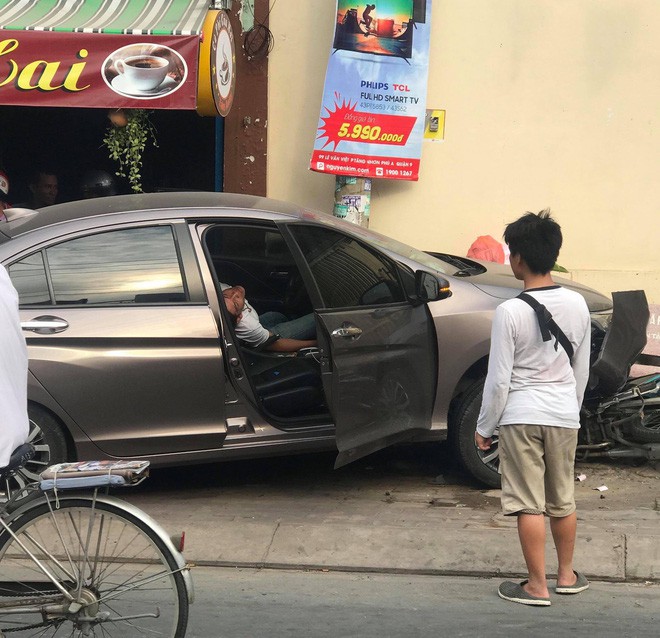 Tài xế nằm sùi bọt mép trong xe sau khi gây tai nạn ở Sài Gòn, nghi phê ma tuý - Ảnh 3.