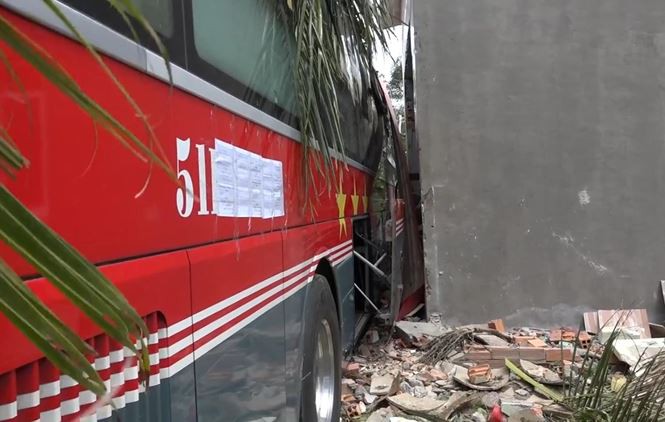 Chuyên cơ mặt đất lao vào nhà dân, 20 hành khách đau tim - Ảnh 3. Chuyên cơ mặt đất lao vào nhà dân, 20 hành khách đau tim - Ảnh 3.