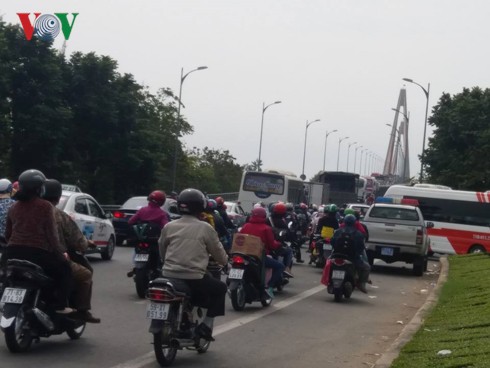 Kẹt xe nghiêm trọng ngay cửa ngõ miền Tây - Ảnh 4. Kẹt xe nghiêm trọng ngay cửa ngõ miền Tây - Ảnh 4.