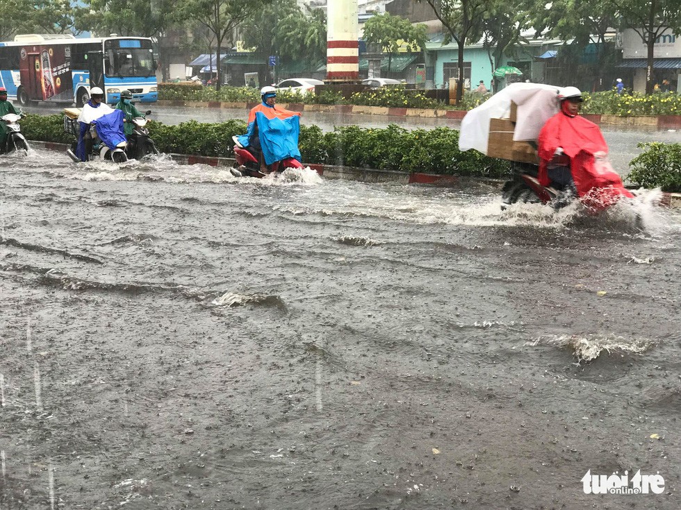 Mưa lớn tại nhiều quận huyện, giải nhiệt cho TP HCM ngày nghỉ lễ - Ảnh 9. Mưa lớn tại nhiều quận huyện, giải nhiệt cho TP HCM ngày nghỉ lễ - Ảnh 9.