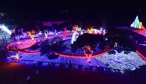 Cảnh dẫm đạp bóng đèn trang trí tại công viên ánh sáng vừa khai trương - Ảnh 9.