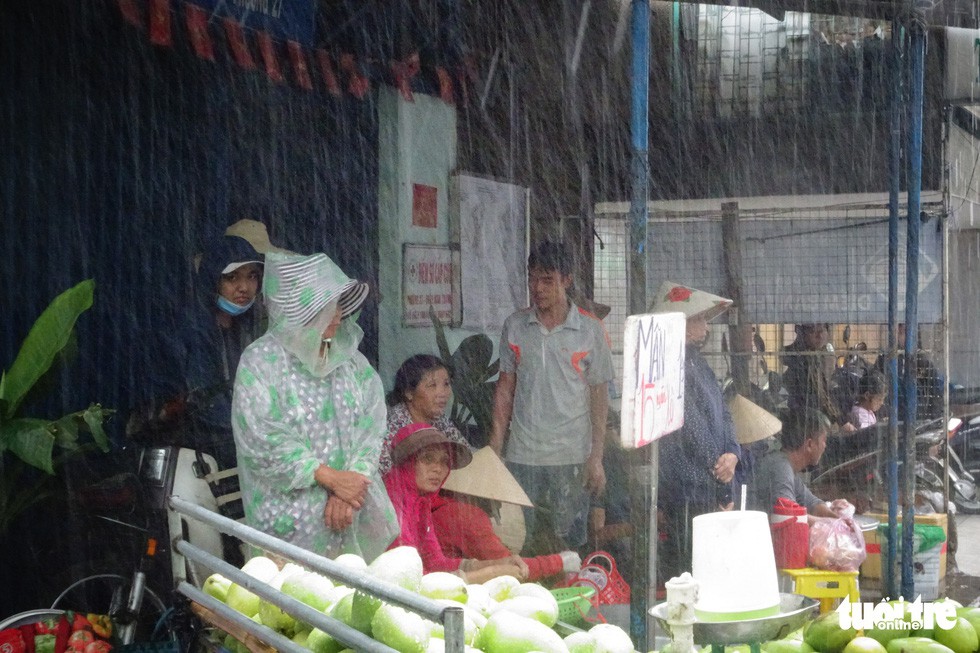 Mưa lớn tại nhiều quận huyện, giải nhiệt cho TP HCM ngày nghỉ lễ - Ảnh 11. Mưa lớn tại nhiều quận huyện, giải nhiệt cho TP HCM ngày nghỉ lễ - Ảnh 11.