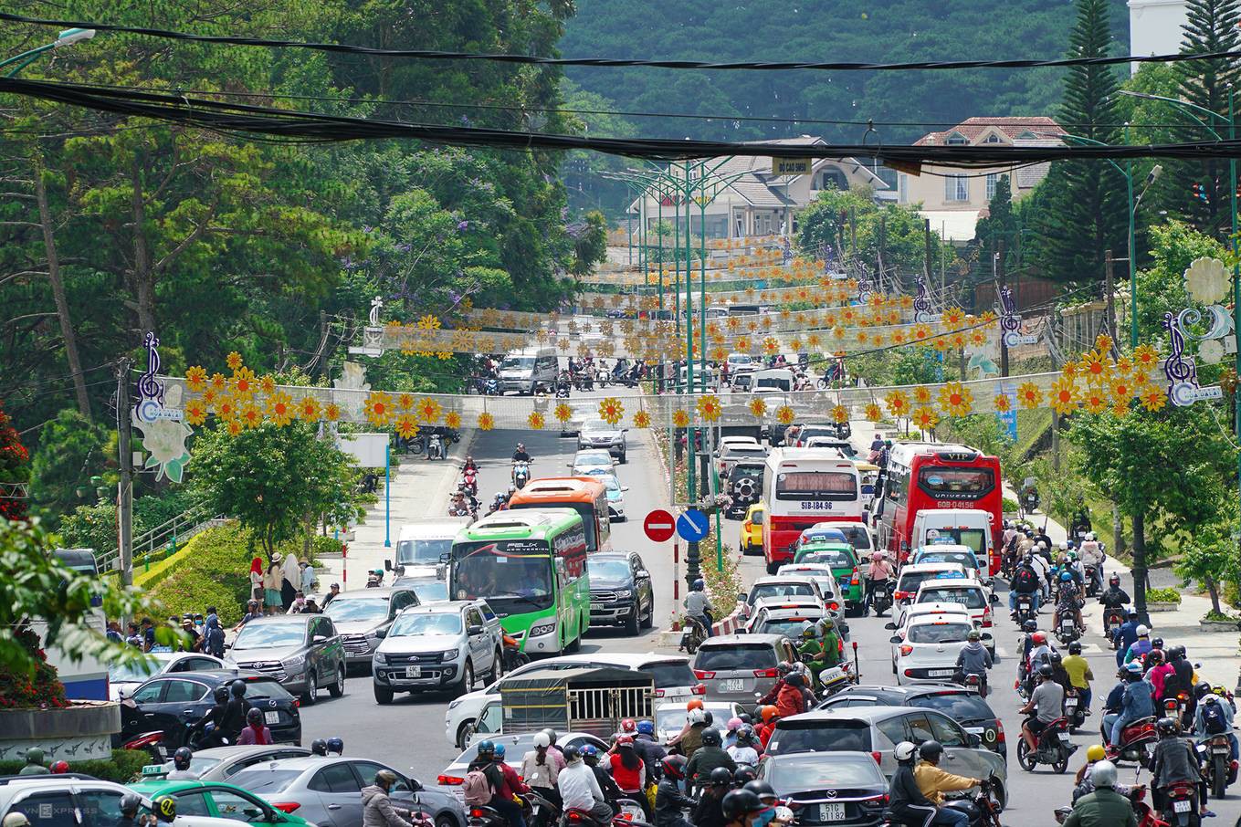 Du khách đổ về Đà Lạt chơi lễ 30/4, giao thông kẹt cứng - Ảnh 1. Du khách đổ về Đà Lạt chơi lễ 30/4, giao thông kẹt cứng - Ảnh 1.