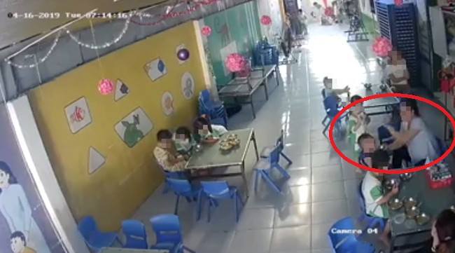 UBND tỉnh Long An báo cáo về việc cô giáo tát liên tục vào mặt bé trai khi cho ăn - Ảnh 1. UBND tỉnh Long An báo cáo về việc cô giáo tát liên tục vào mặt bé trai khi cho ăn - Ảnh 1.