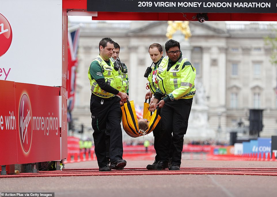 Nữ vận động viên ngã quỵ trên đường chạy vẫn cố lết về đích tại London Marathon - Ảnh 4. Nữ vận động viên ngã quỵ trên đường chạy vẫn cố lết về đích tại London Marathon - Ảnh 4.