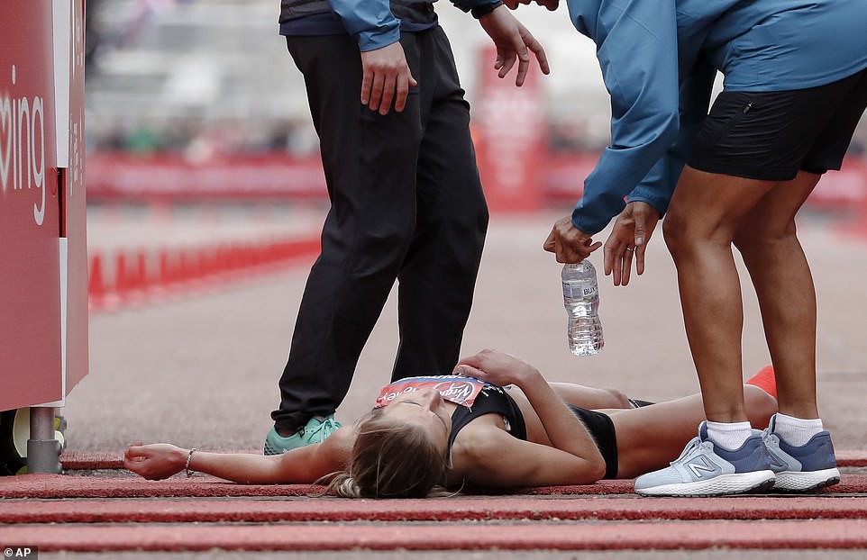 Nữ vận động viên ngã quỵ trên đường chạy vẫn cố lết về đích tại London Marathon - Ảnh 3. Nữ vận động viên ngã quỵ trên đường chạy vẫn cố lết về đích tại London Marathon - Ảnh 3.